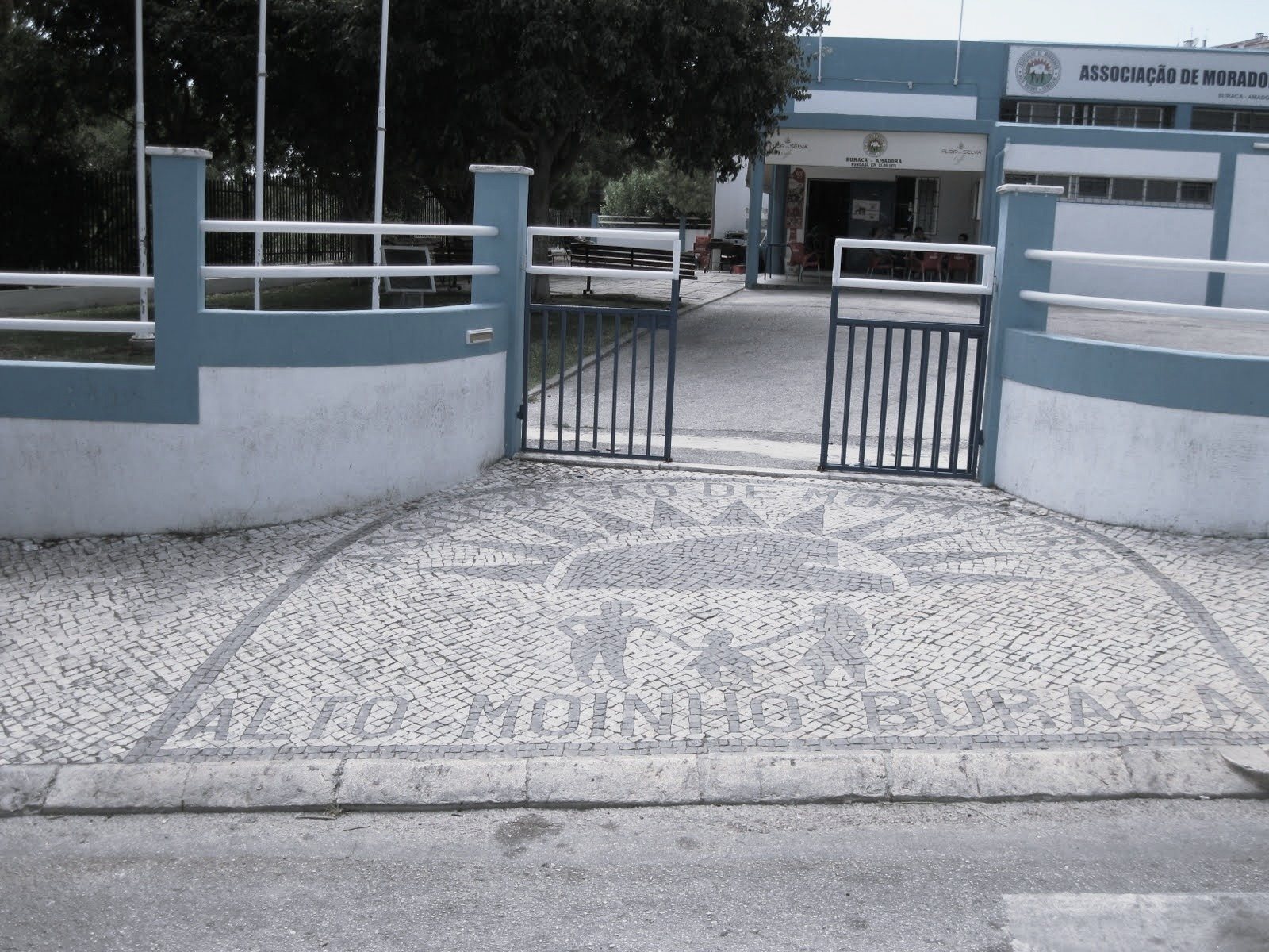 Entrada da sede da Associação de Moradores do Alto do Moinho