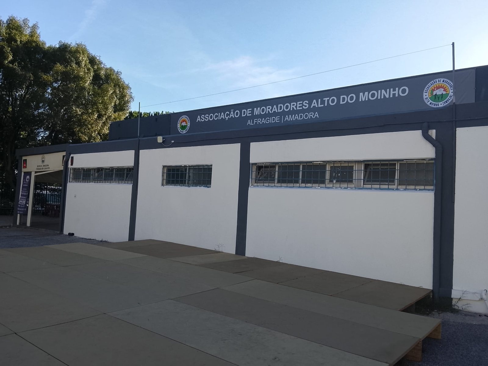 Fachada da Associação de Moradores do Alto do Moinho